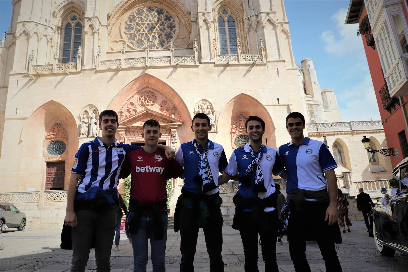 Fotos: Miles de gloriosos se preparan en Burgos para recibir al Alavés