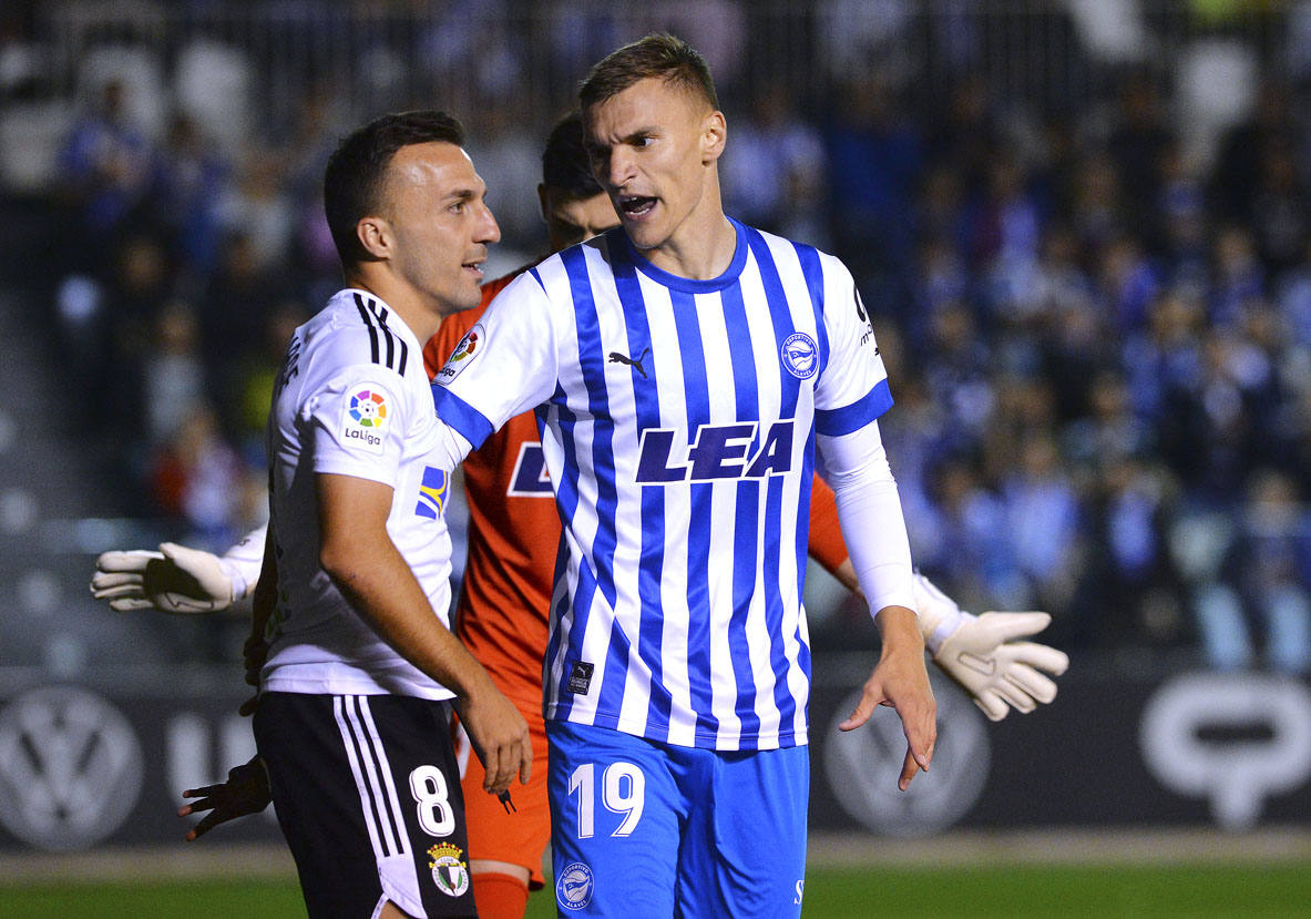 Imágnes de la goleada del Burgos CF ante el Deportivo Alavés en El Plantío