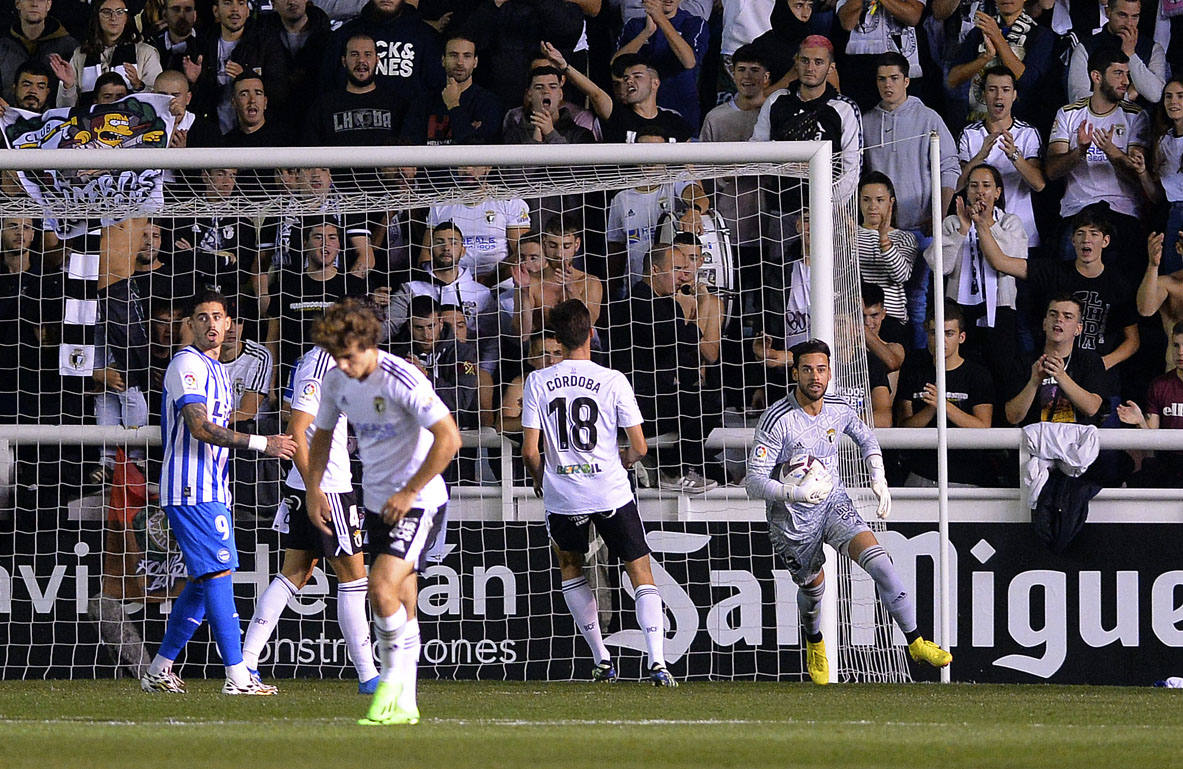 Imágnes de la goleada del Burgos CF ante el Deportivo Alavés en El Plantío