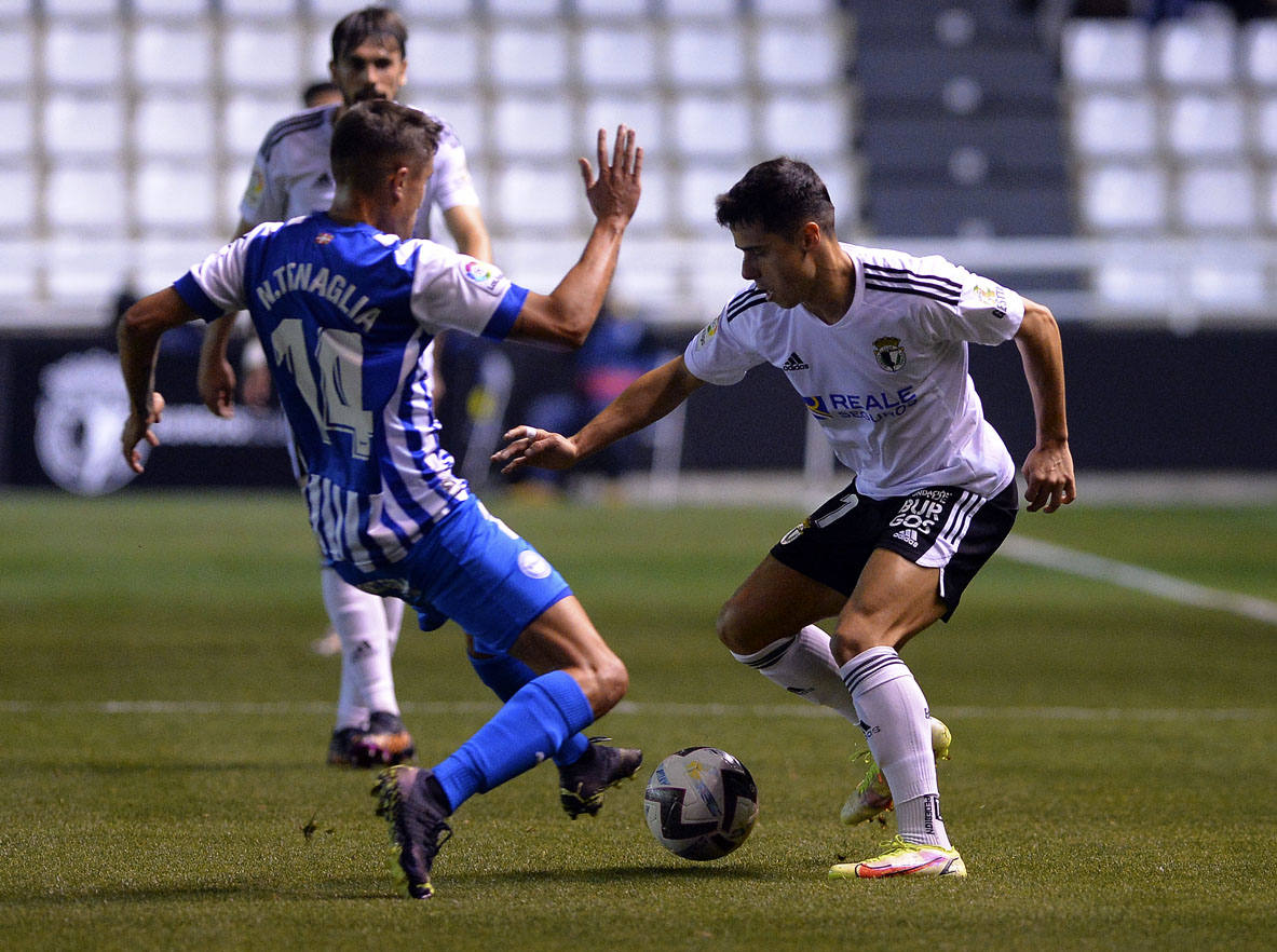 Imágnes de la goleada del Burgos CF ante el Deportivo Alavés en El Plantío