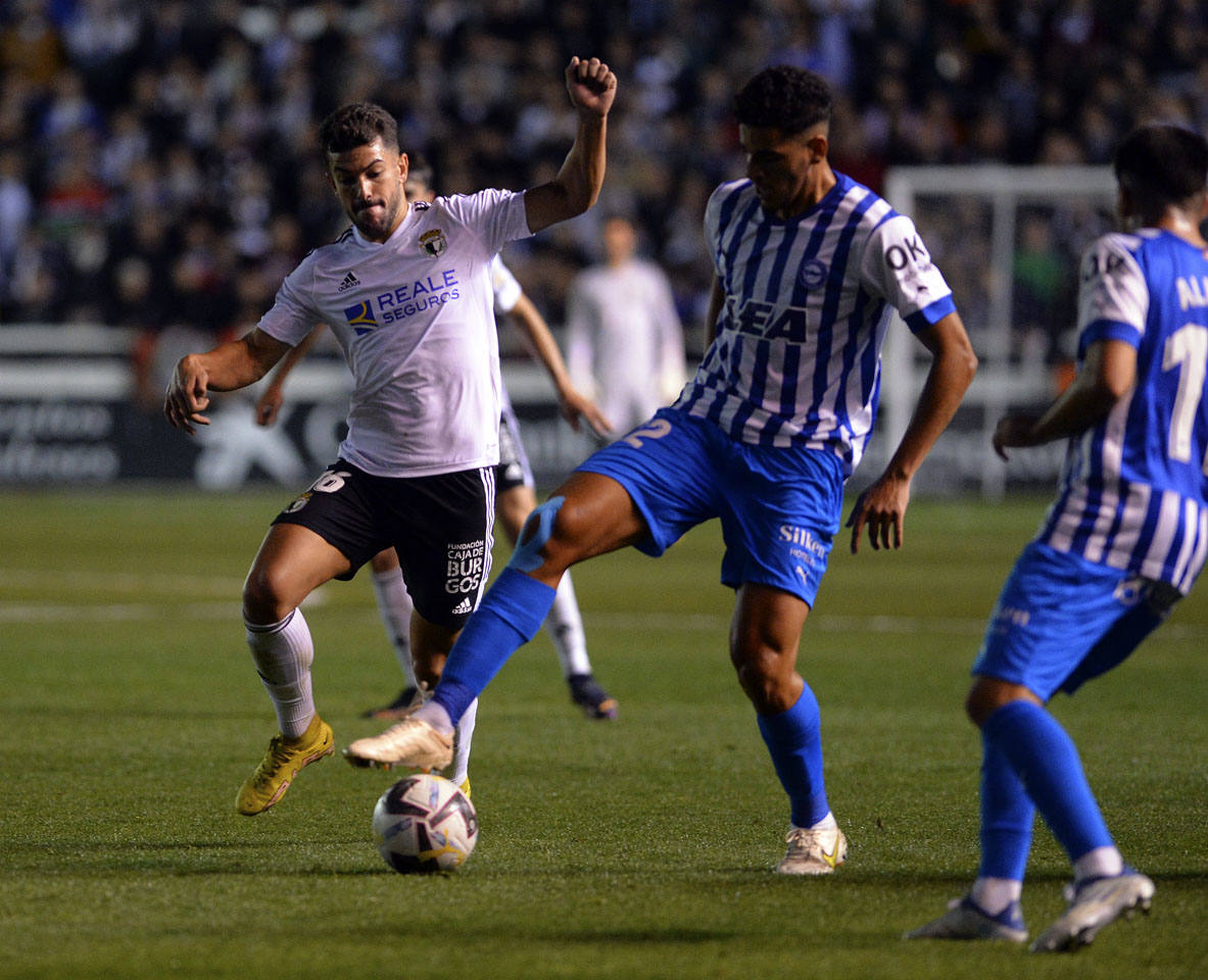 Imágnes de la goleada del Burgos CF ante el Deportivo Alavés en El Plantío