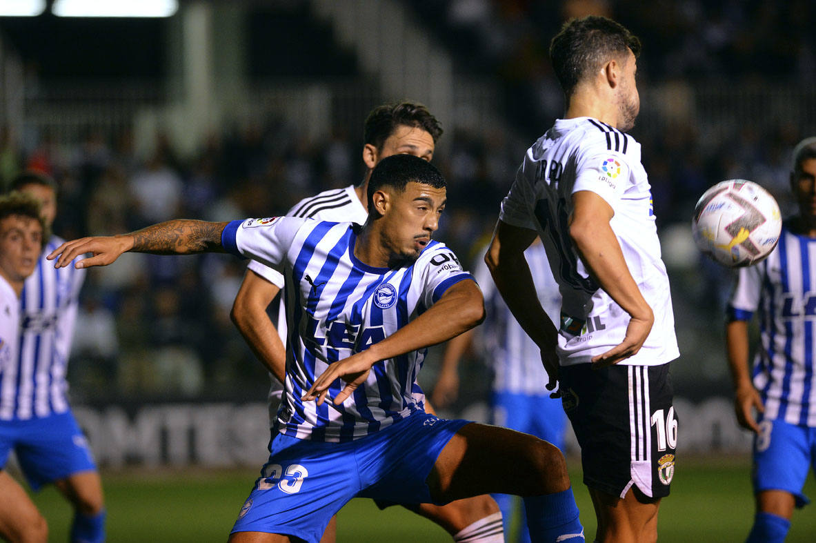 Imágnes de la goleada del Burgos CF ante el Deportivo Alavés en El Plantío