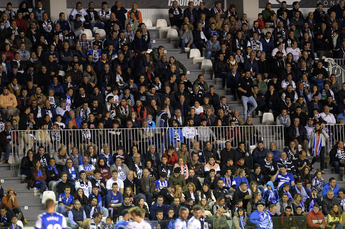 Imágnes de la goleada del Burgos CF ante el Deportivo Alavés en El Plantío