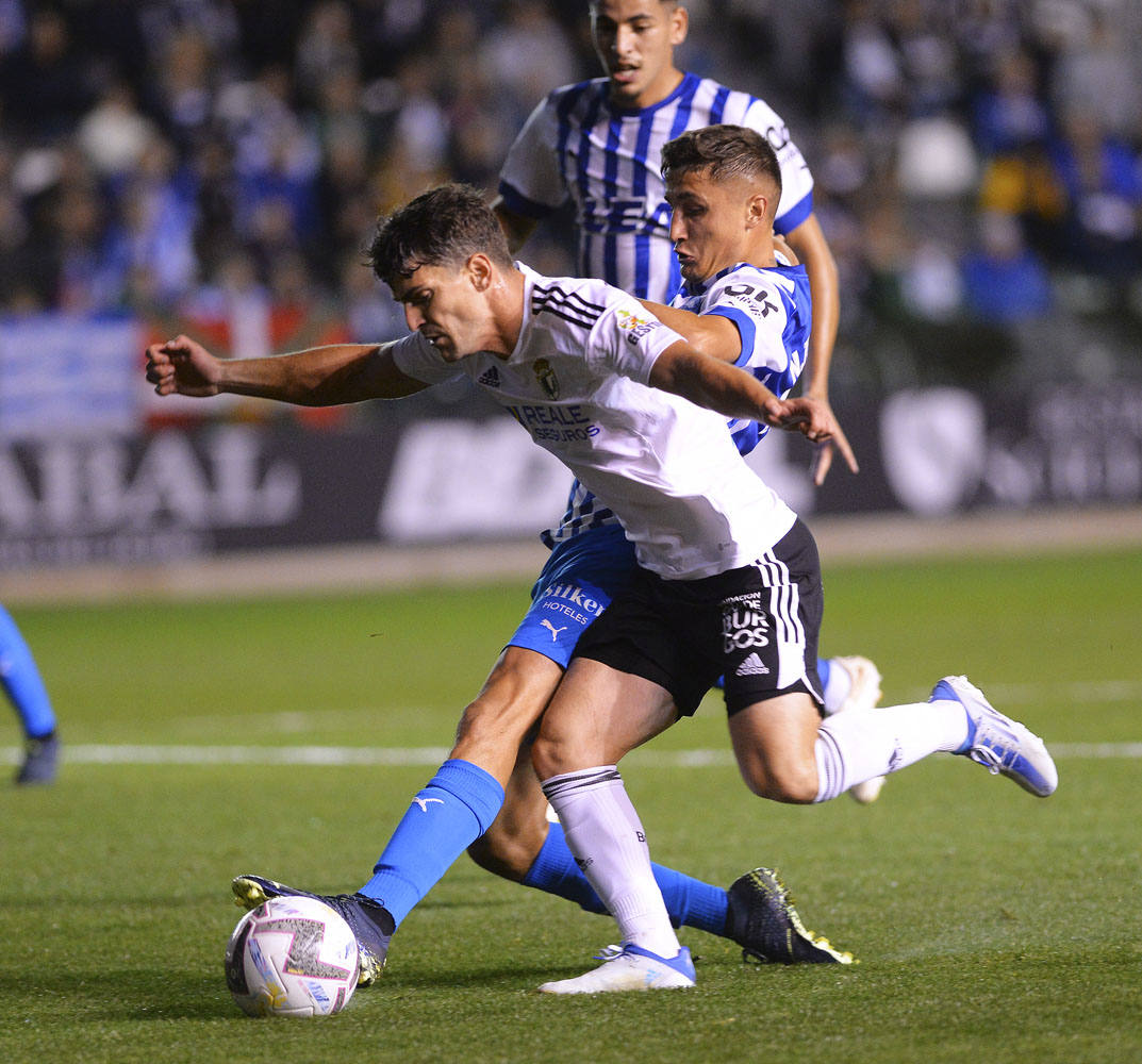 Imágnes de la goleada del Burgos CF ante el Deportivo Alavés en El Plantío