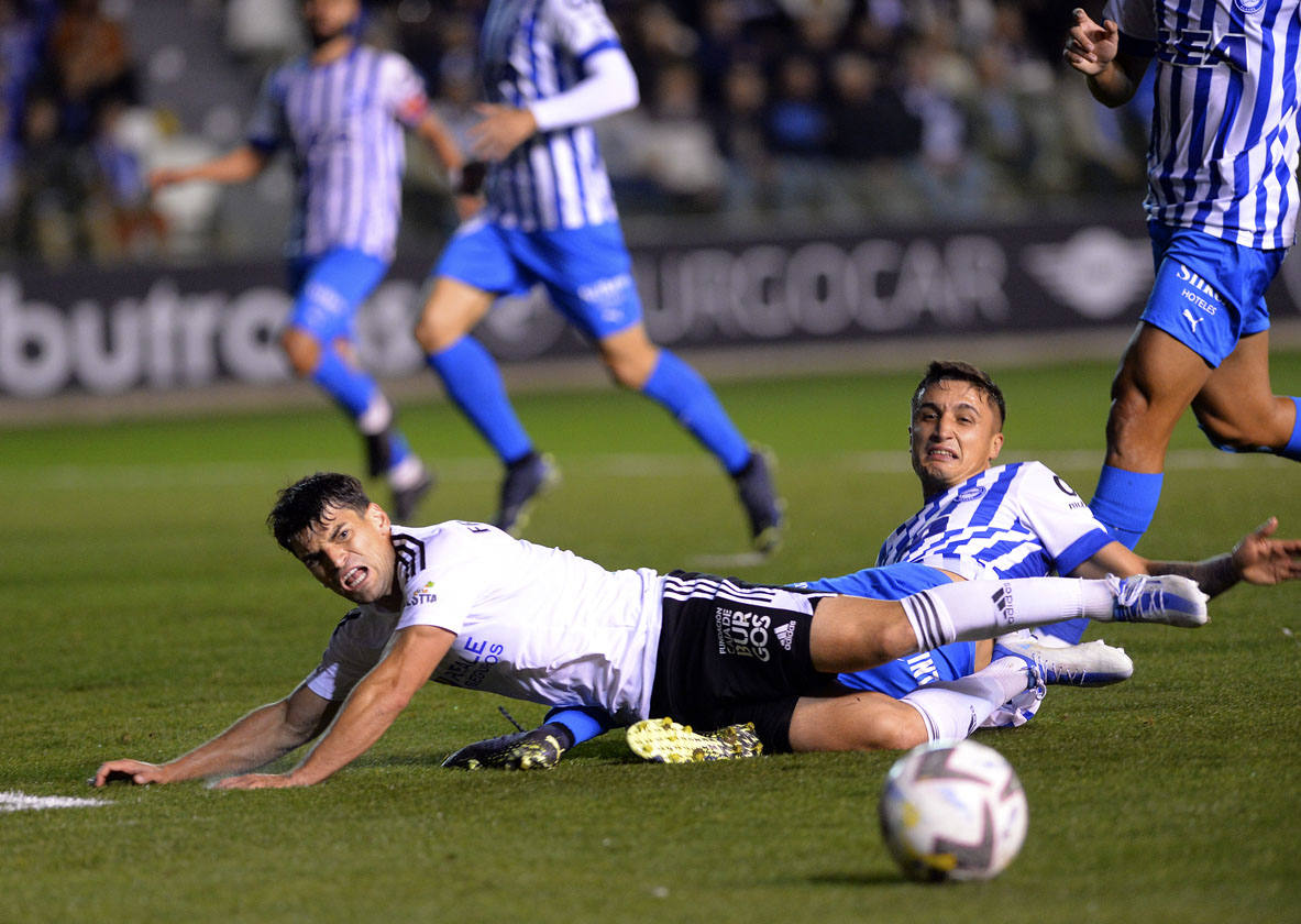 Imágnes de la goleada del Burgos CF ante el Deportivo Alavés en El Plantío