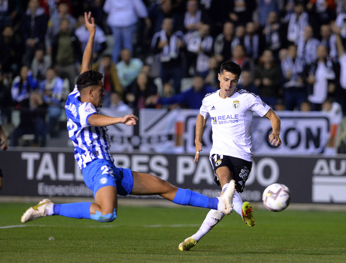 Imágnes de la goleada del Burgos CF ante el Deportivo Alavés en El Plantío