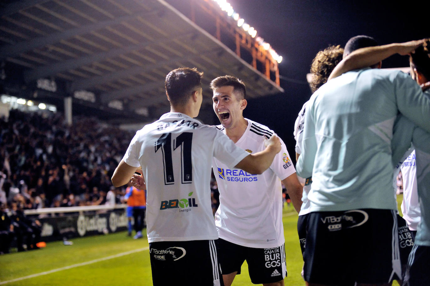 Imágnes de la goleada del Burgos CF ante el Deportivo Alavés en El Plantío