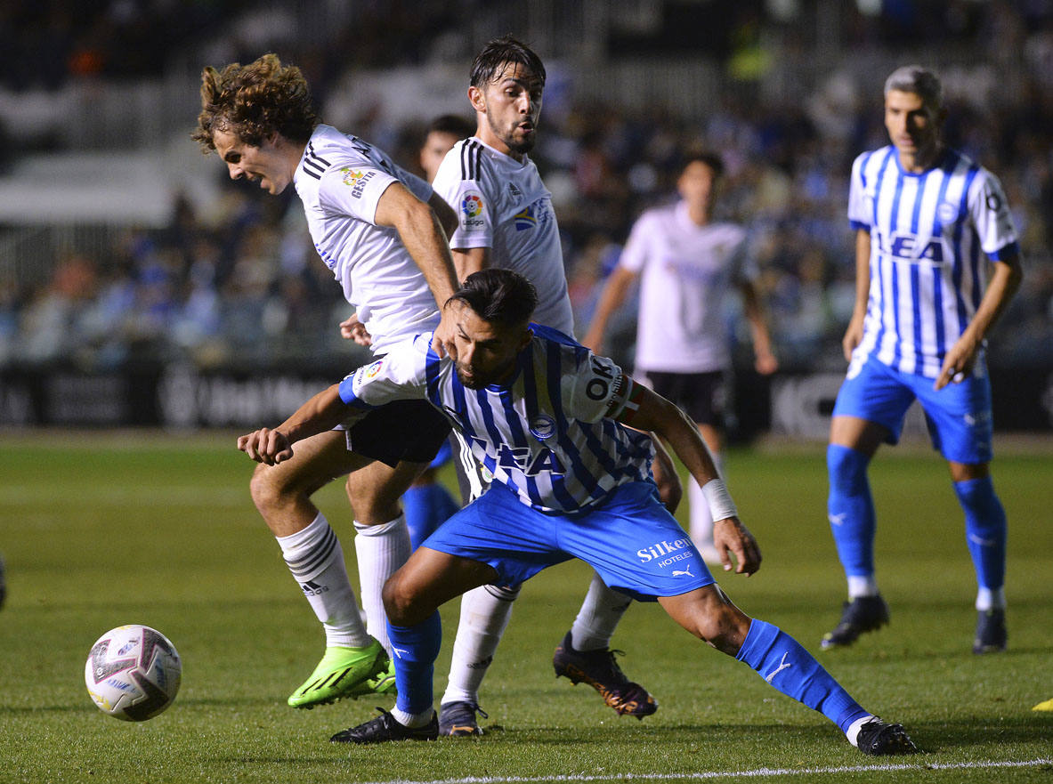 Imágnes de la goleada del Burgos CF ante el Deportivo Alavés en El Plantío