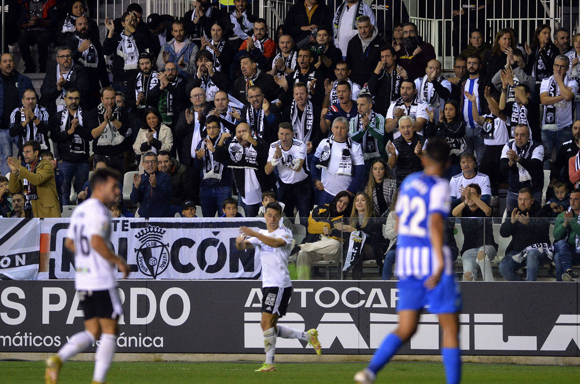 Imágnes de la goleada del Burgos CF ante el Deportivo Alavés en El Plantío