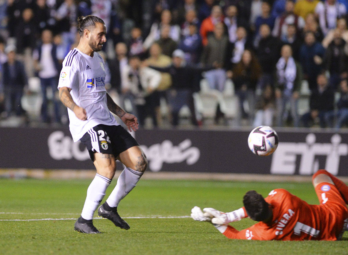 Imágnes de la goleada del Burgos CF ante el Deportivo Alavés en El Plantío