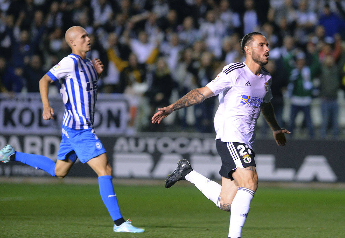 Imágnes de la goleada del Burgos CF ante el Deportivo Alavés en El Plantío