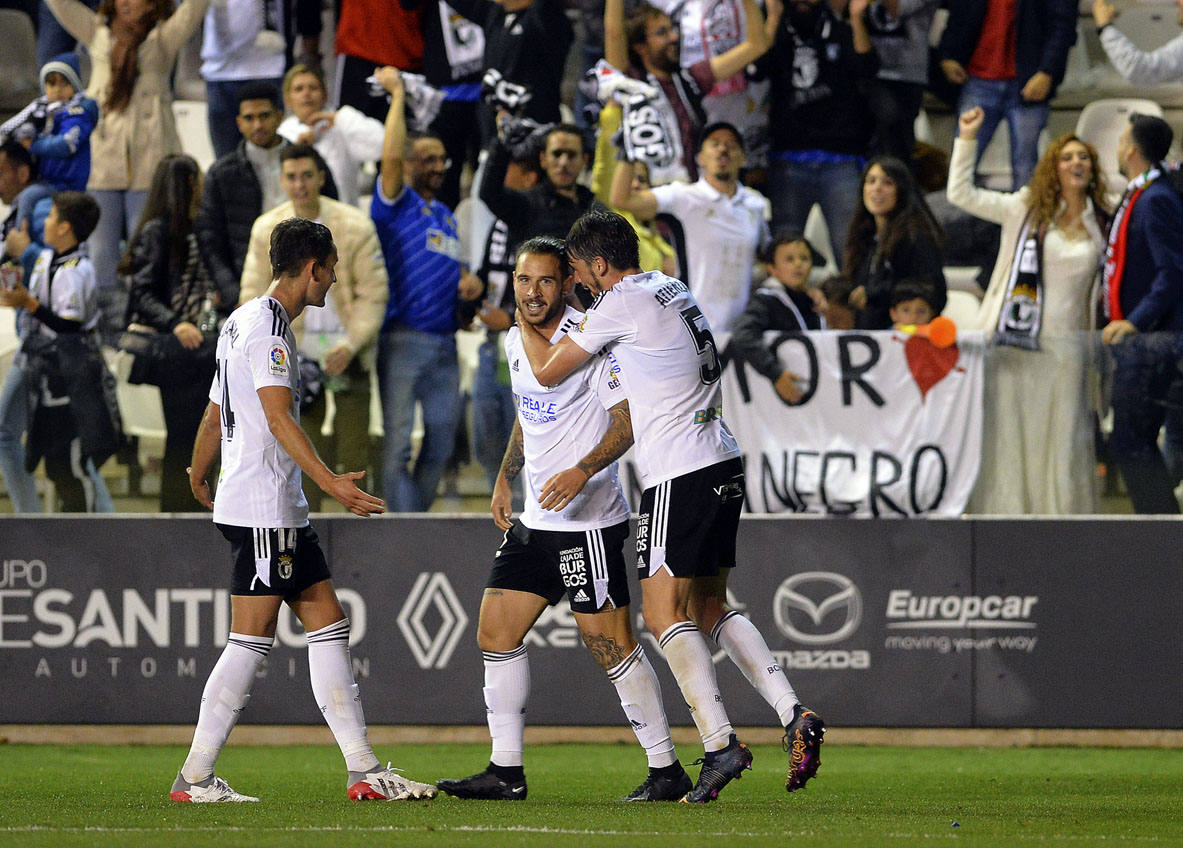 Imágnes de la goleada del Burgos CF ante el Deportivo Alavés en El Plantío