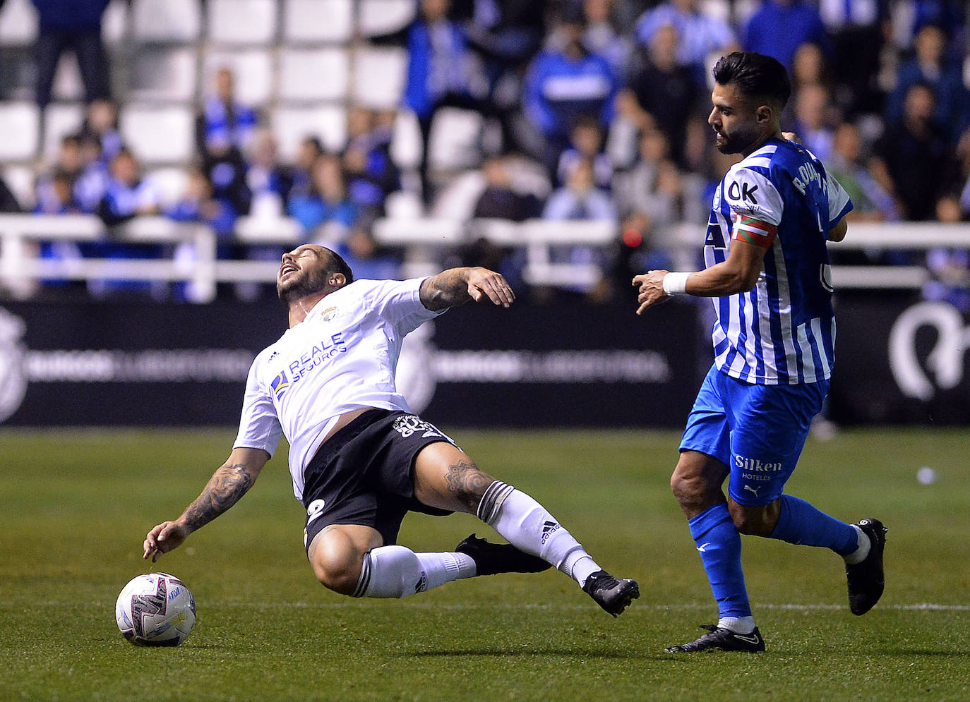 Imágnes de la goleada del Burgos CF ante el Deportivo Alavés en El Plantío