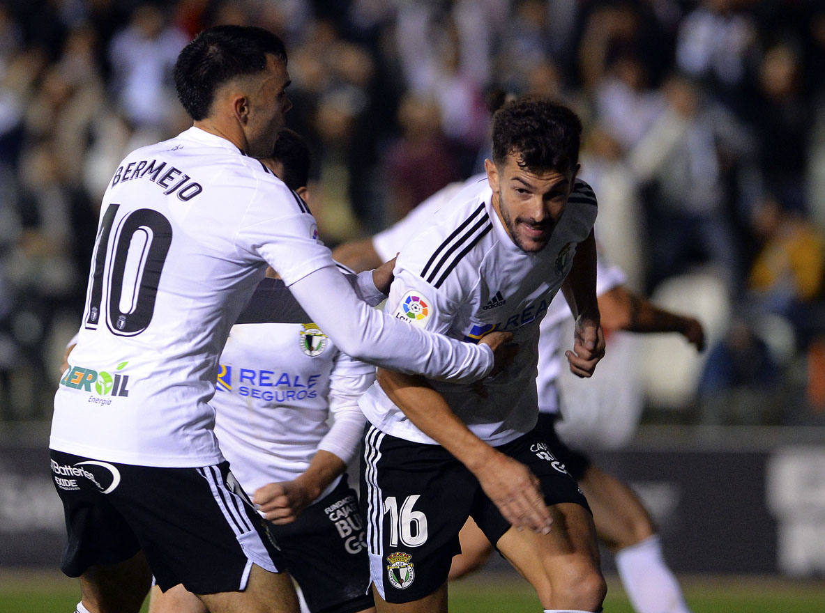 Imágnes de la goleada del Burgos CF ante el Deportivo Alavés en El Plantío