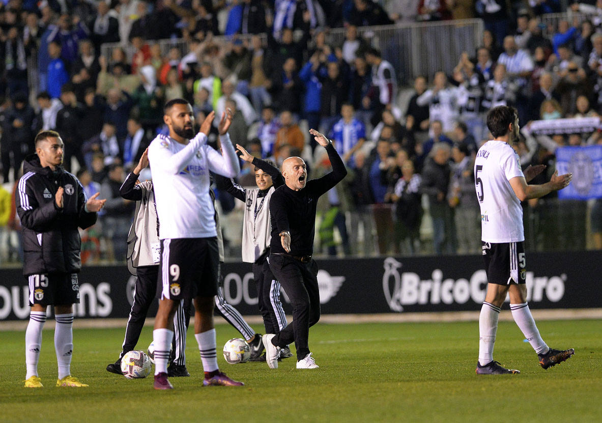 Imágnes de la goleada del Burgos CF ante el Deportivo Alavés en El Plantío