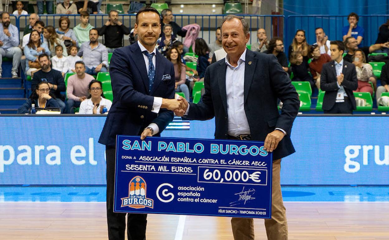 El presidente del club, Félix Sancho, hizo entrega del cheque en el partido de este sábado en el Coliseum. 