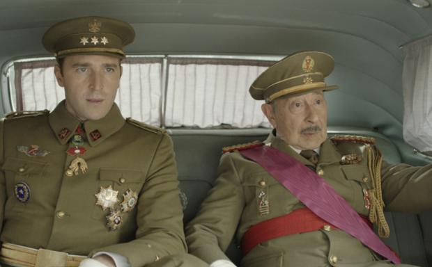 Fernando Gil (Juan Carlos I) y Francisco Merino (Franco) en la serie 'El Rey'.