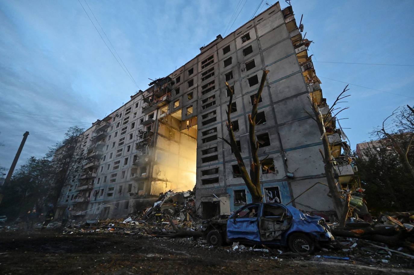 Imagen de uno de los edificios de Zaporiyia tras el bombardeo de este domingo.