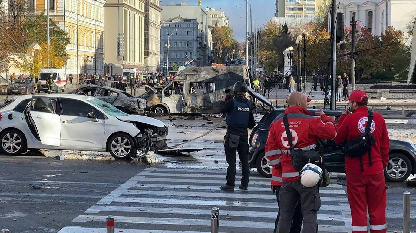 Fotos: Rusia ataca el centro de Kiev en el primer bombardeo sobre la capital desde hace meses