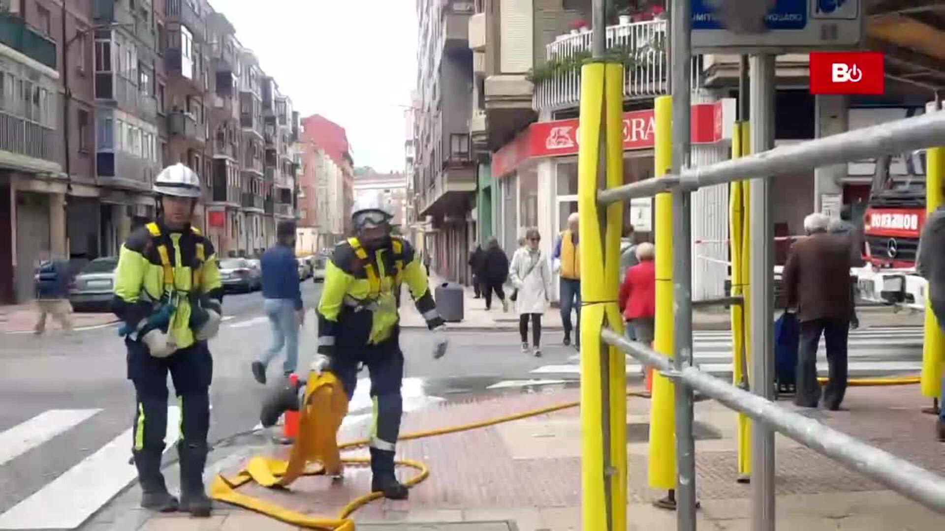 Los bomberos intervienen en el incendio y derrumbe de un edificio de Miranda