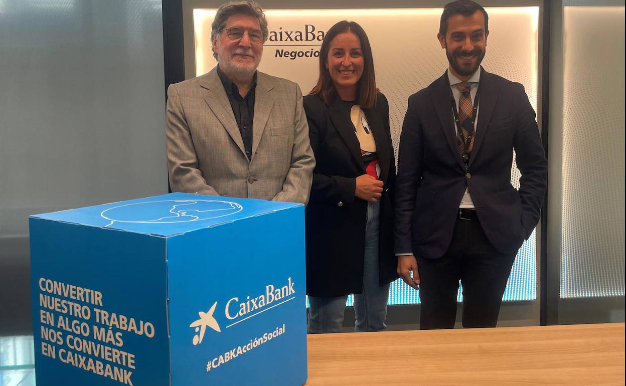 Representantes de Dow Burgos y Fundación 'La Caixa', tras la firma de la donación. 