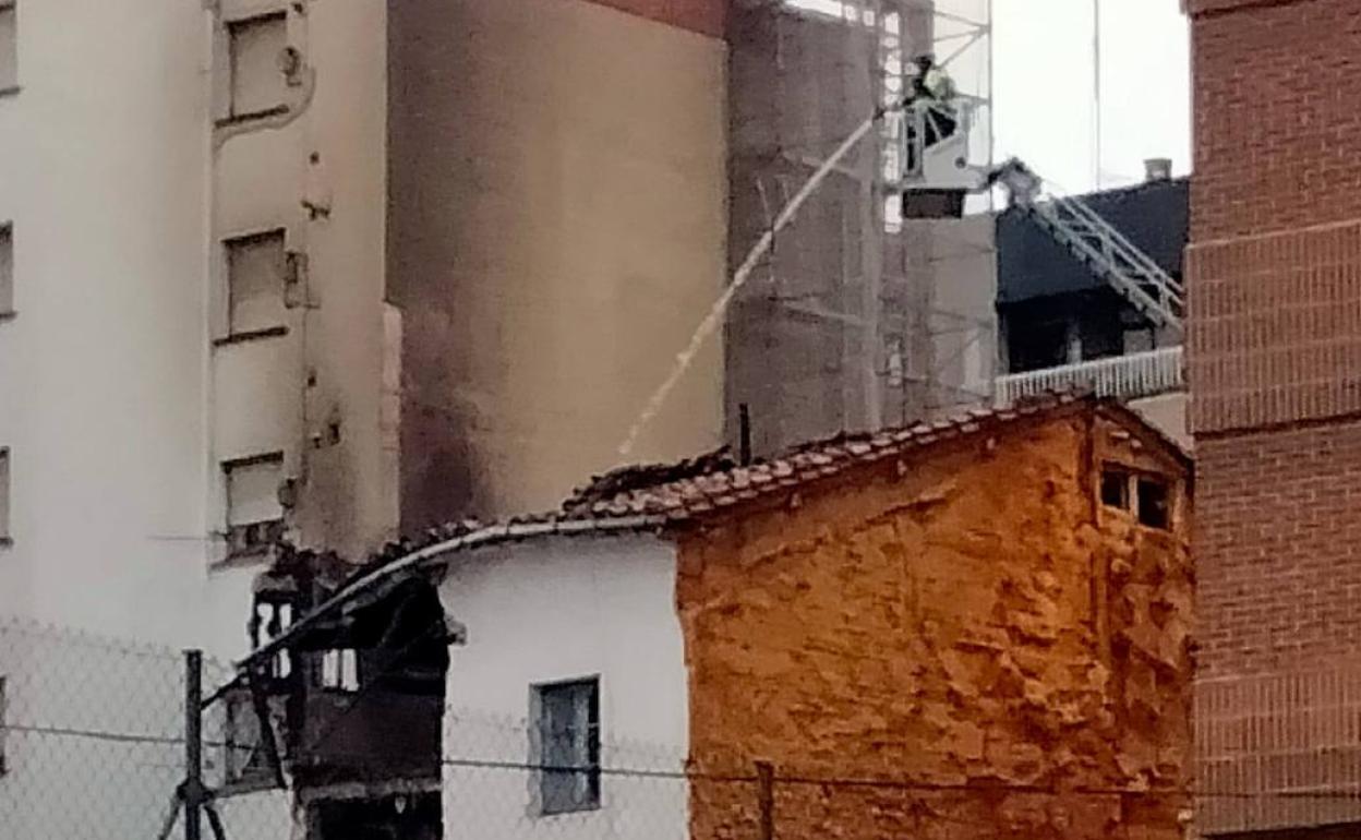 Los Bomberos tratan de sofrocar las últimas ascuas tras el derrumbe del edificio