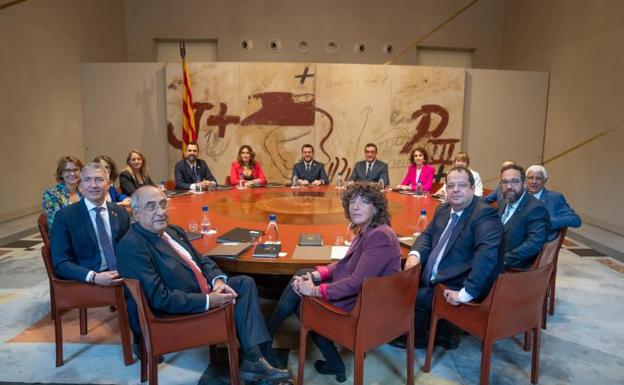 El nuevo Govern posa antes de su primera reunión. 