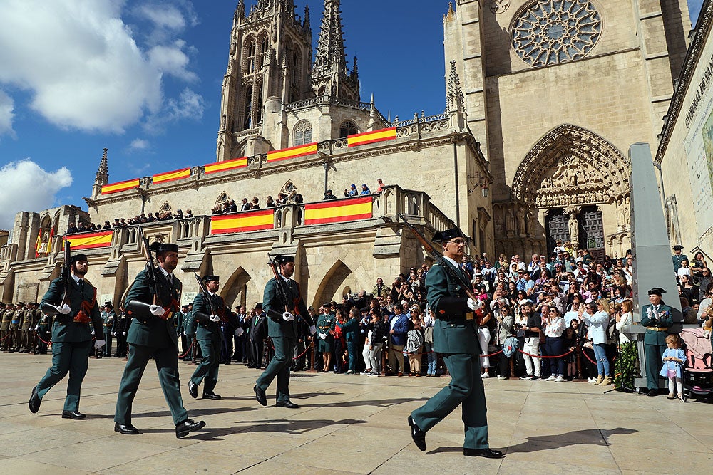 Fotos: La Guardia Civil celebra la Virgen del Pilar a los pies de la Catedral de Burgos