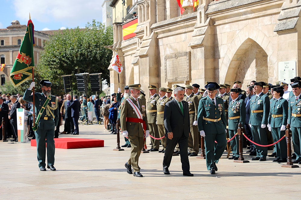 Fotos: La Guardia Civil celebra la Virgen del Pilar a los pies de la Catedral de Burgos