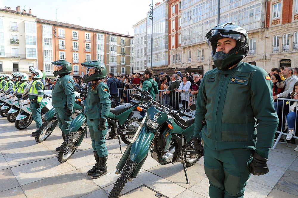 Fotos: La Guardia Civil celebra la Virgen del Pilar a los pies de la Catedral de Burgos