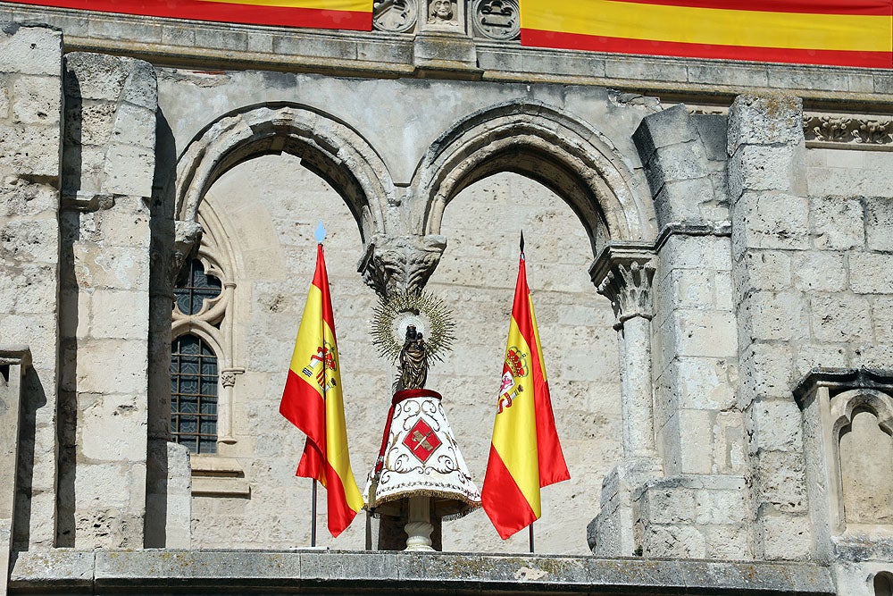 Fotos: La Guardia Civil celebra la Virgen del Pilar a los pies de la Catedral de Burgos