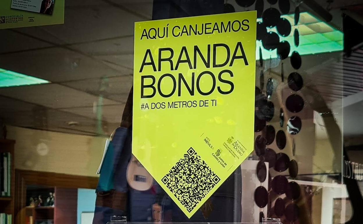 Una de las pegatinas que anuncian la participación del establecimiento en la campaña de bonos de consumo en Aranda de Duero