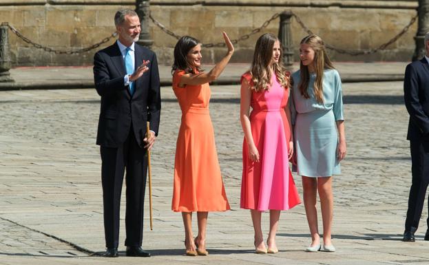 Imagen principal - Arriba, doña Letizia con el vestido de Vogana en la ofrenda al Apóstol. Abajo, Leonor, a la izquierda, con un vestido de la firma andaluza. A la derecha, Sofía este miércoles. 