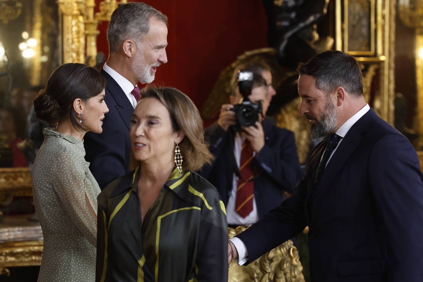 Los Reyes saludan a Santiago Abascal durante la recepción. 