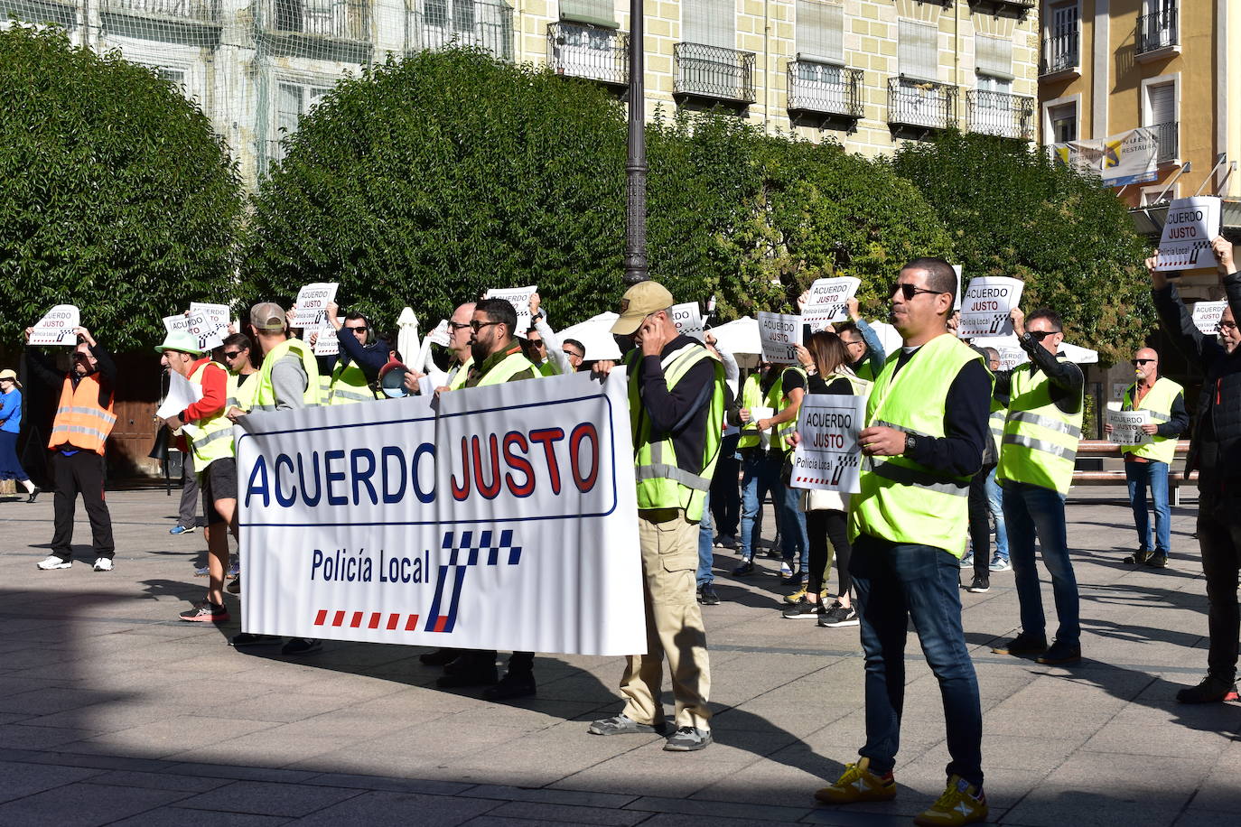 Fotos: La Policía Local de Burgos protesta frente al Ayuntamiento