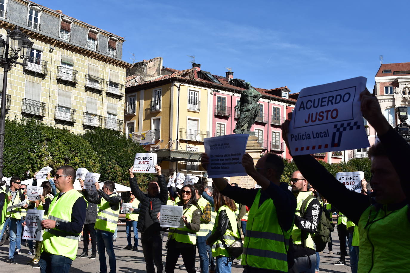 Fotos: La Policía Local de Burgos protesta frente al Ayuntamiento