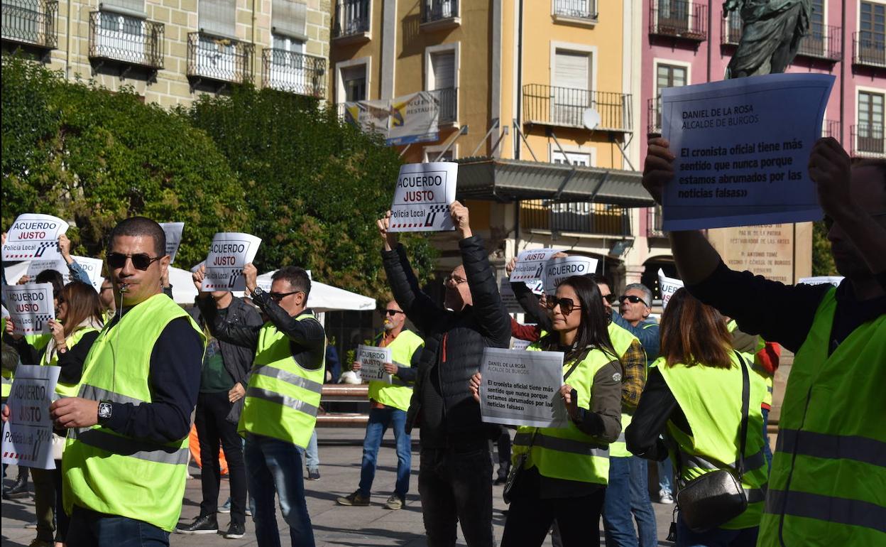 La Policía Local se ha manifestado frente al Ayuntamiento.