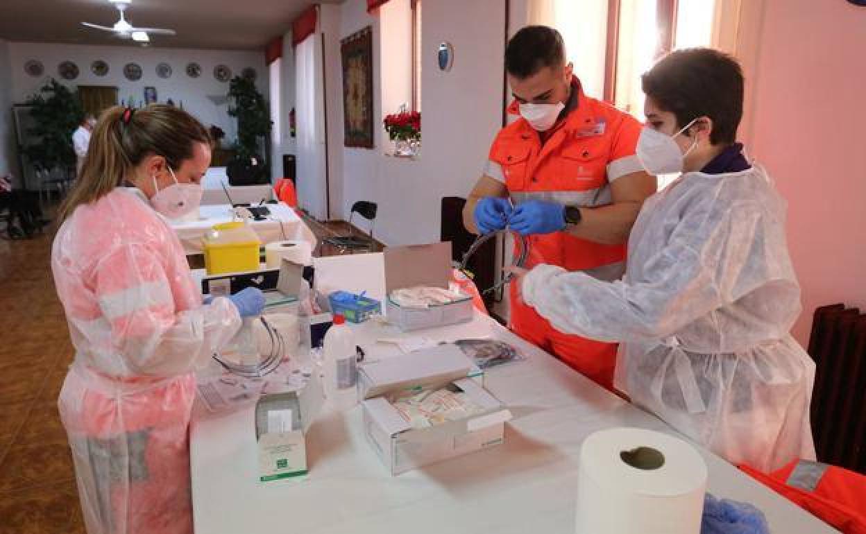 Personal sanitario prepara las vacunas en una residencia de mayores de Burgos.