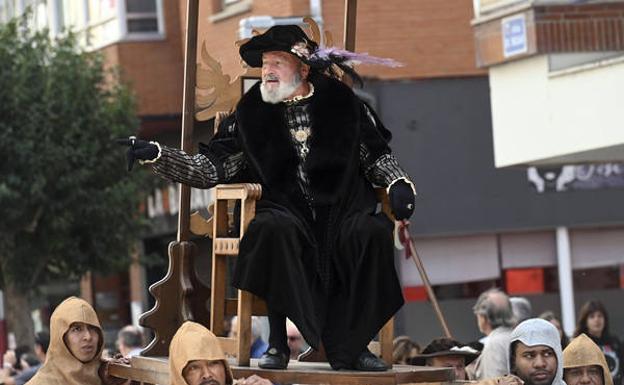 Cerca de 500 personas salen al encuentro del emperador Carlos V en su llegada a Medina de Pomar