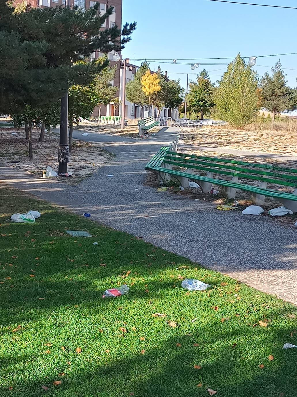 Fotos: Los estragos del botellón en el parque del antiguo hangar de Burgos