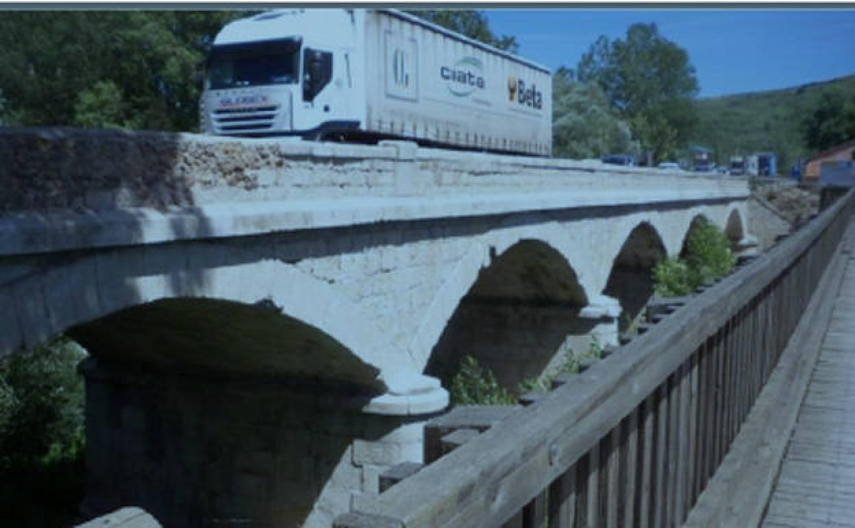 El paso de un camión por el puente sobre el río Tirón. 