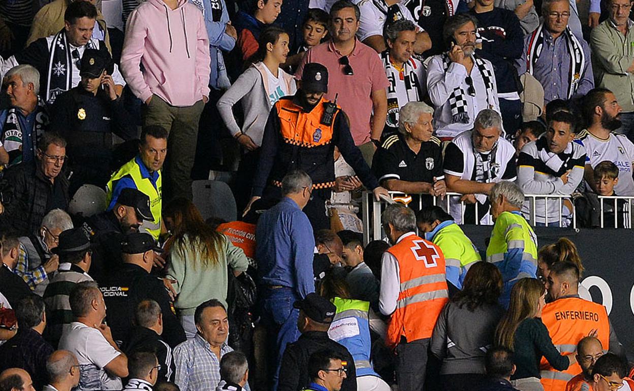 La intervención de los sanitarios estuvo seguida de cerca por el resto de los aficionados.