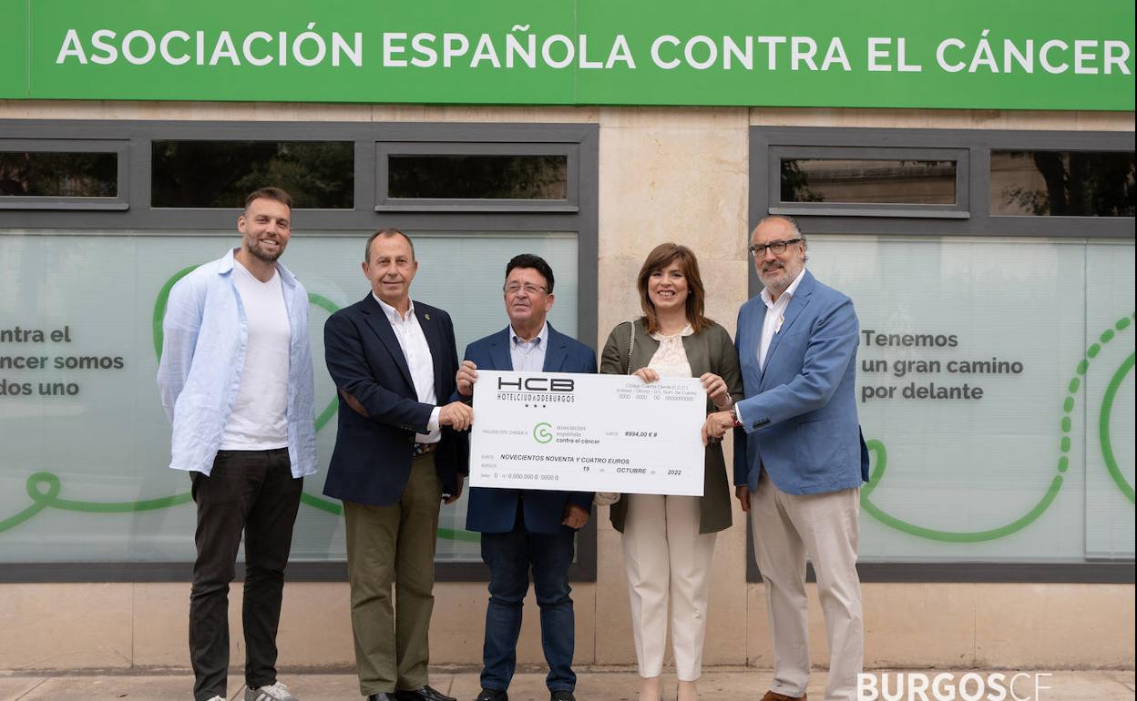 Acto de entrega del cheque solidario frente a la sede de AECC en Burgos