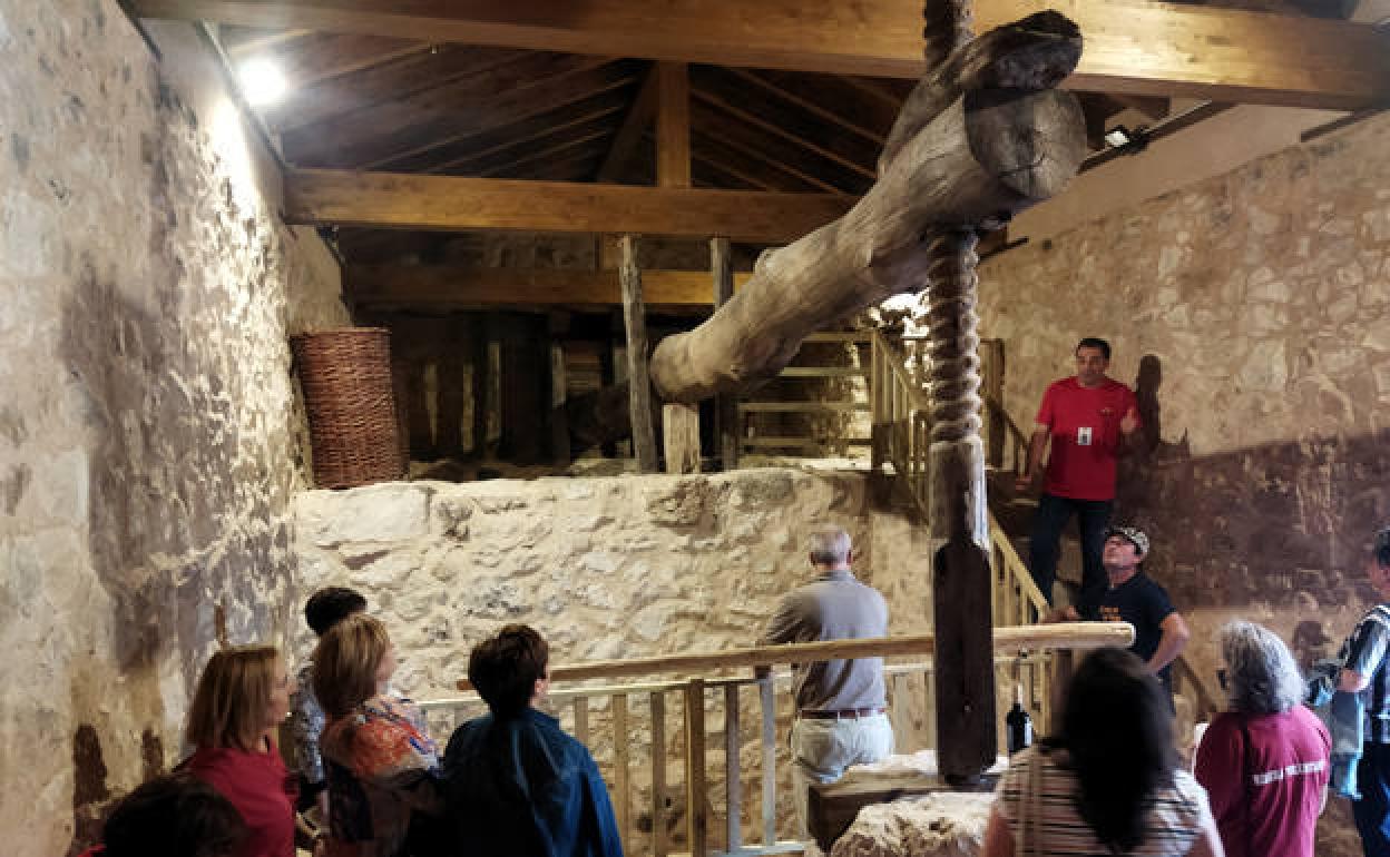 Visita al lagar restaurado por los vecinos de Zuzones. 