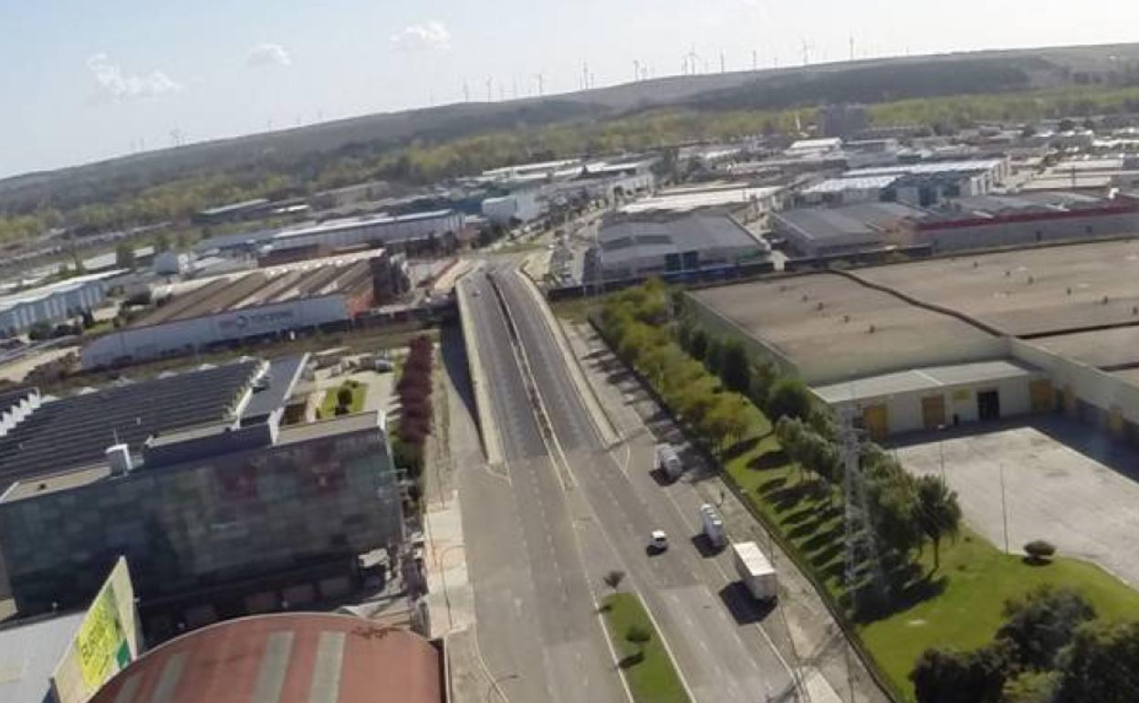 El puente salva las vías del tren a su paso por el polígono. 