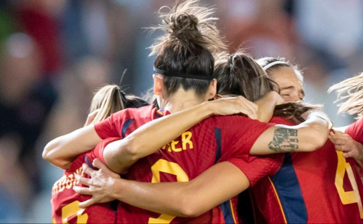 Las jugadoras de la selección femenina celebran un gol. 