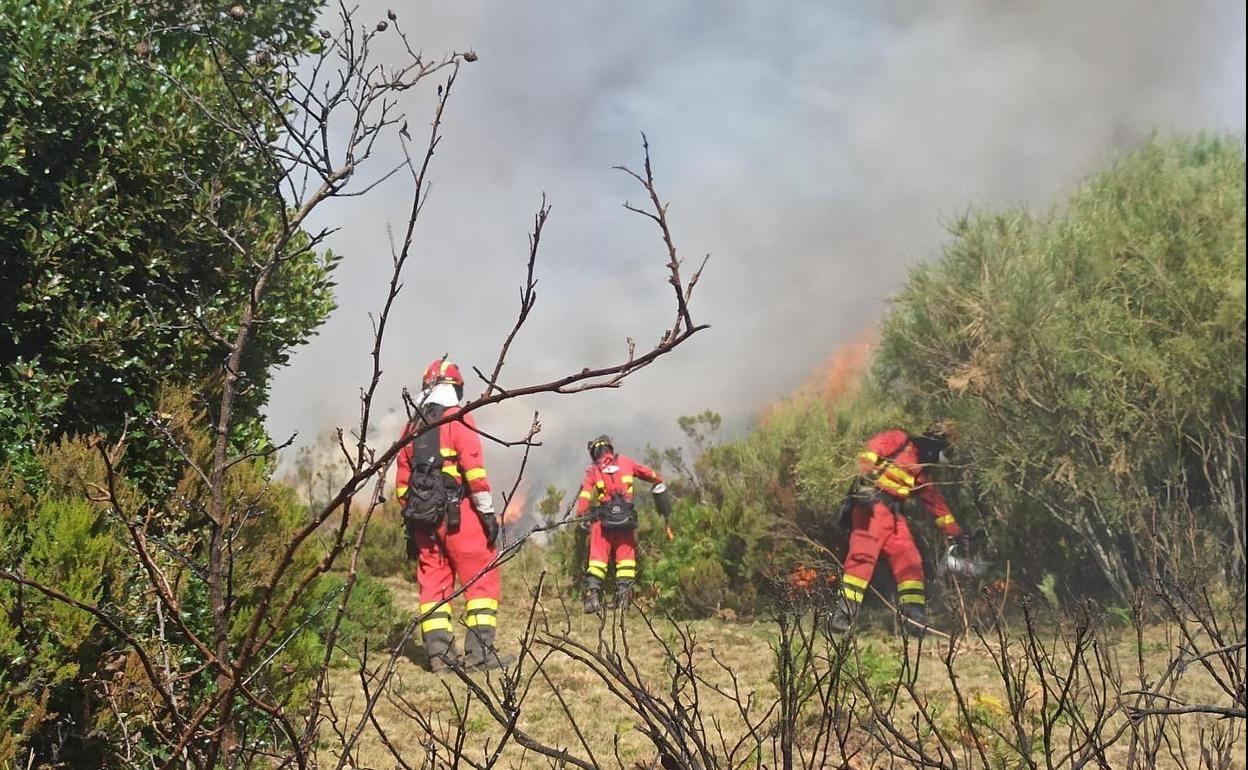 Trabajos de extinción de las llamas en el Valle de Mena. 