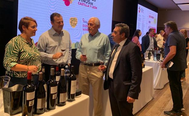 El director general del Itacyl, Rafael Sáez (derecha de la imagen), durante su visita al Salón de Grandes Vinos de Castilla y León. 