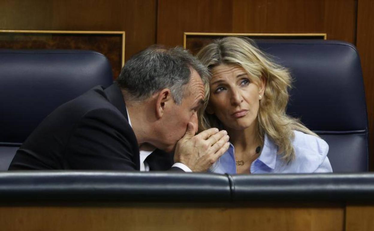 Enrique Santiago y Yolanda Díaz durante el pleno de este miércoles en el Congreso.