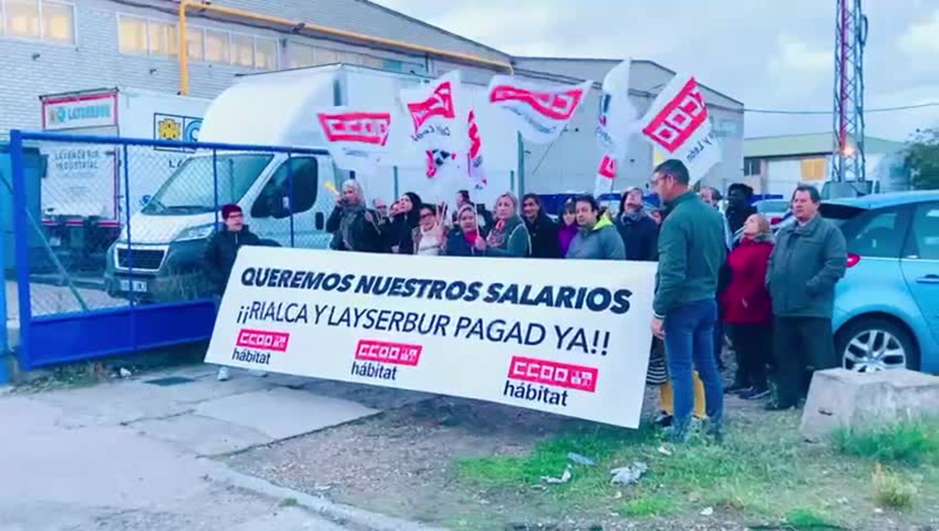 Protestas de trabajadores frente a las lavanderías Rialca y Layserbur en Burgos